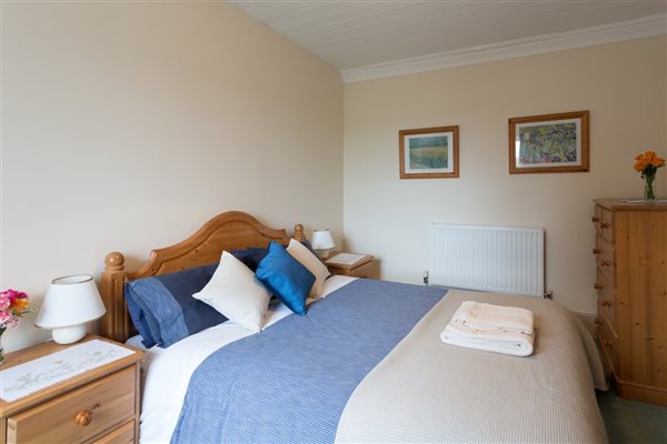 The Cottage kingsize bedroom